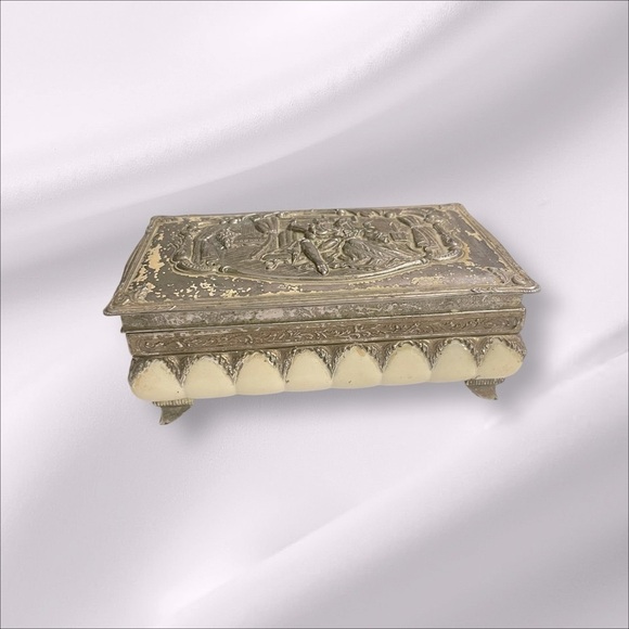 Vintage Footed Colonial Trinket Box Interior with Red Lining Made in Japan - Picture 3 of 10